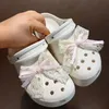 Neue 2PCS elegante Spitze und künstliche Schleife DIY Schuh Charms weiße Spitze & Band Bögen für Clogs Sandalen Party Geschenke Gefälligkeiten