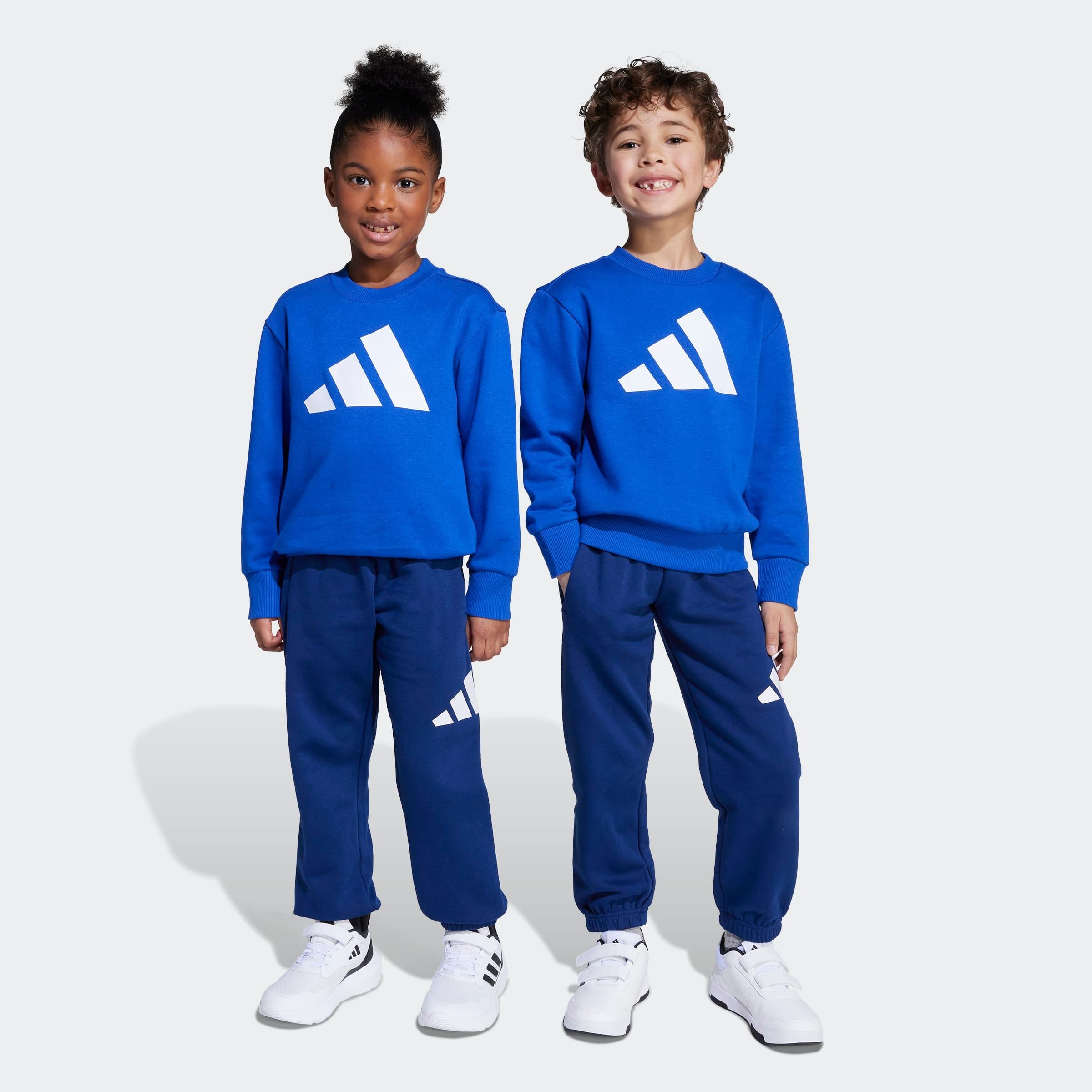 Trainingsanzug ADIDAS SPORTSWEAR "LK BL FL JOG", Kinder, Gr. 116, blau (royal blau, weiß), Obermaterial: 70% Baumwolle, 30% Polyester, Sportanzüge Image