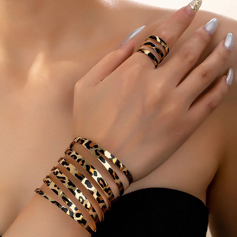 Europa und die Vereinigten Staaten, personalisiertes Blumenmuster, mehrschichtiger offener Armbandring, Damenmode, einfache Accessoires, Geschenk Image