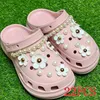 22 Stück luxuriöse Perlen Sandalen Schuh Charms weiße Blumen Dekoration Pack Zubehör für Mädchen