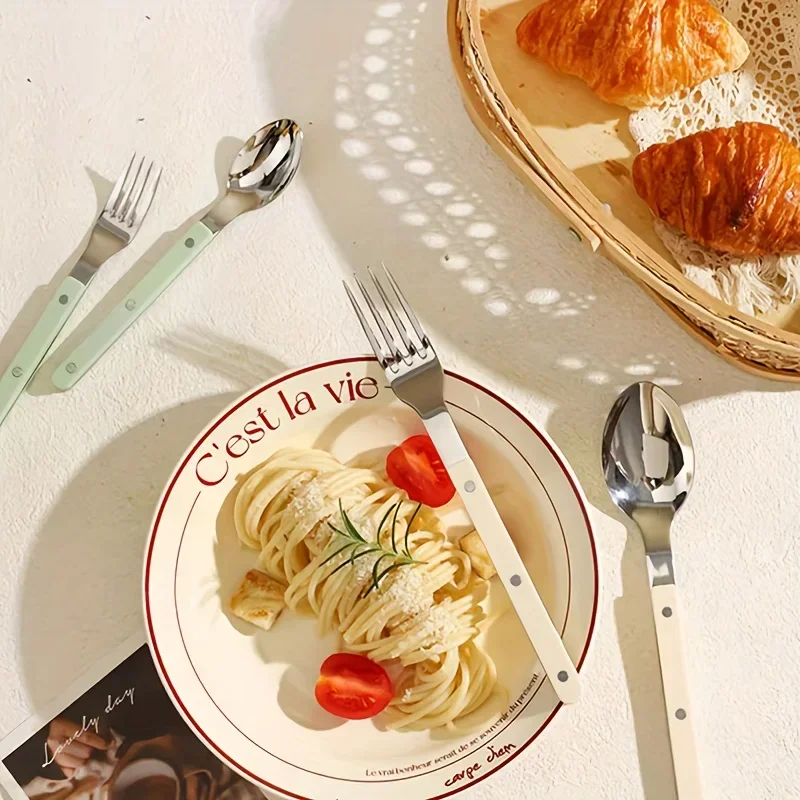 Hochwertiges Besteckset aus Edelstahl für ein elegantes Speiserlebnis. Stilvolles und langlebiges Geschirrset für die Gastgeberung von Abendessen Image