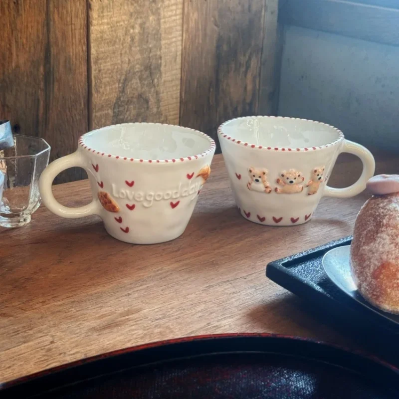 300 ml handgezeichnete Keramikbecher Relief Kaffeetasse Hand eingeklemmter unregelmäßiger Bär Milch Teetasse Buchstabe Waffel Croissant Haferflockenbecher Image