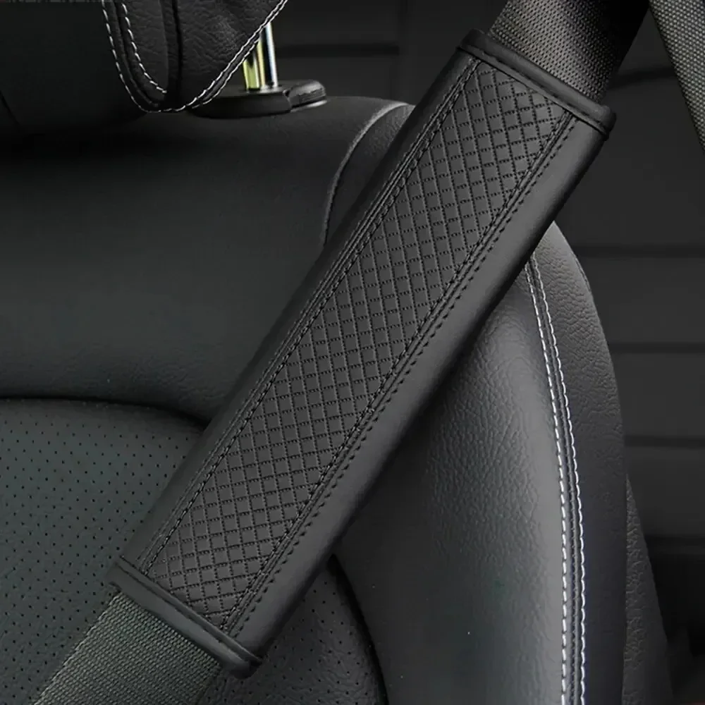 Hochwertiger Autositzgurtbezug aus PU-Leder mit geprägtem Design für Schulterkomfort und Schutz Image