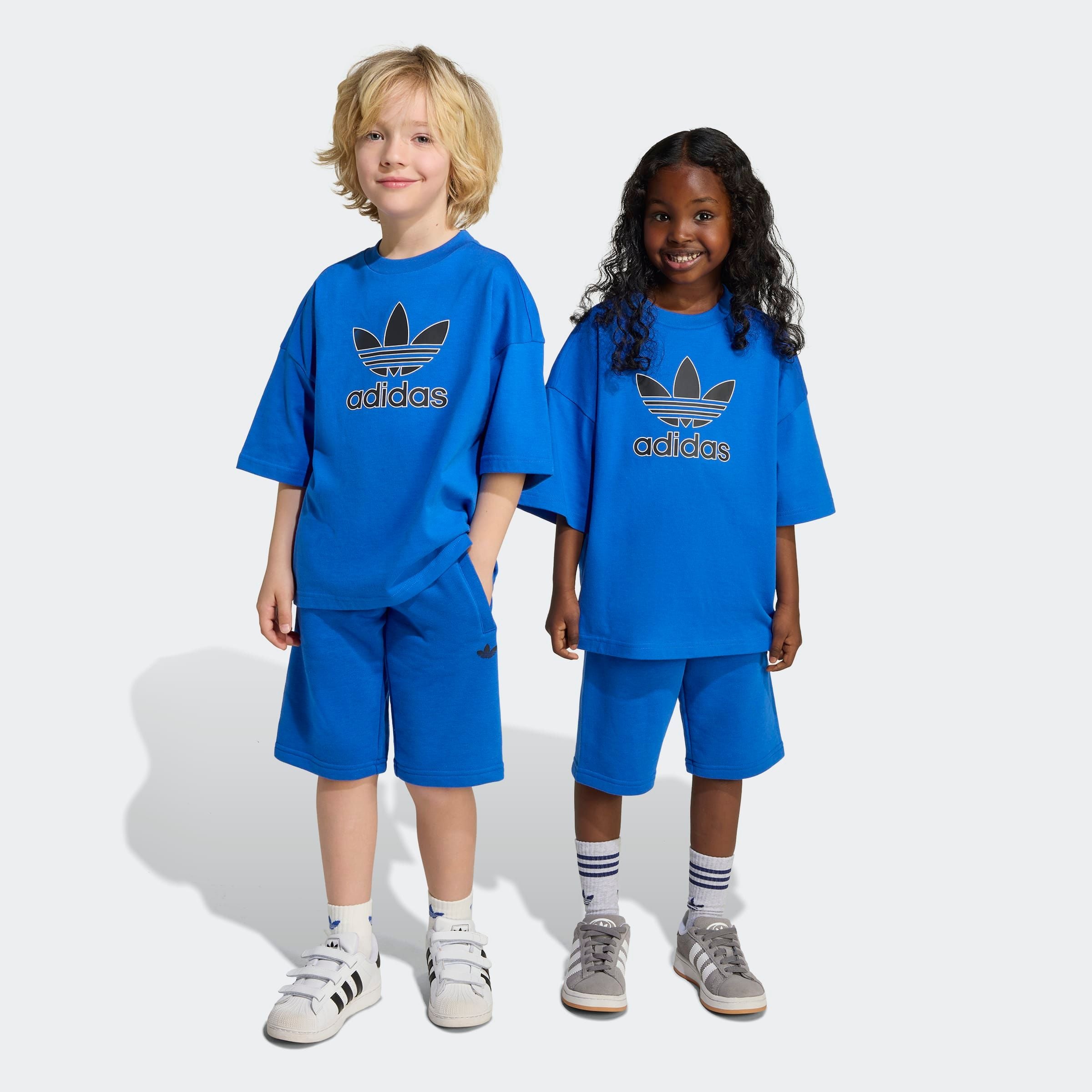 Trainingsanzug ADIDAS ORIGINALS "SHORT TEE SET", Kinder, Gr. 110, blau (blau, schwarz), Obermaterial: 100% Baumwolle. Obermaterial Hose: 70% Baumwolle, 30% Polyester, Sportanzüge Image