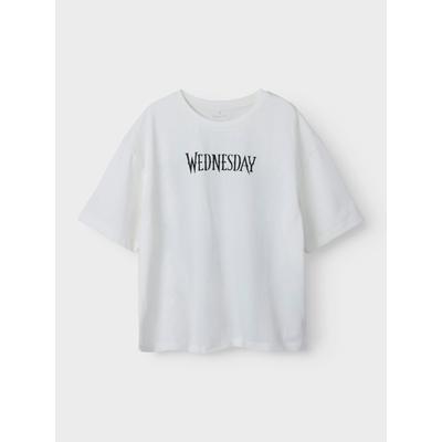 T-Shirt NAME IT "NKFDYP WEDNESDAY SS RLX TOP BOX NOOS SKY", Mädchen, Gr. 134 (140), rot (cloud dancer), Jersey, Obermaterial: 100% Baumwolle, bedruckt, casual, relaxed fit, Rundhals, Kurzarm, Shirts Image
