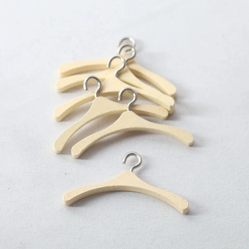 Miniatur-Kleiderbügel aus Holz, Puppenhaus-Möbel, Modell, realistische Szene, Simulation, kompakte Größe, Spielzeug, Sammlerzubehör