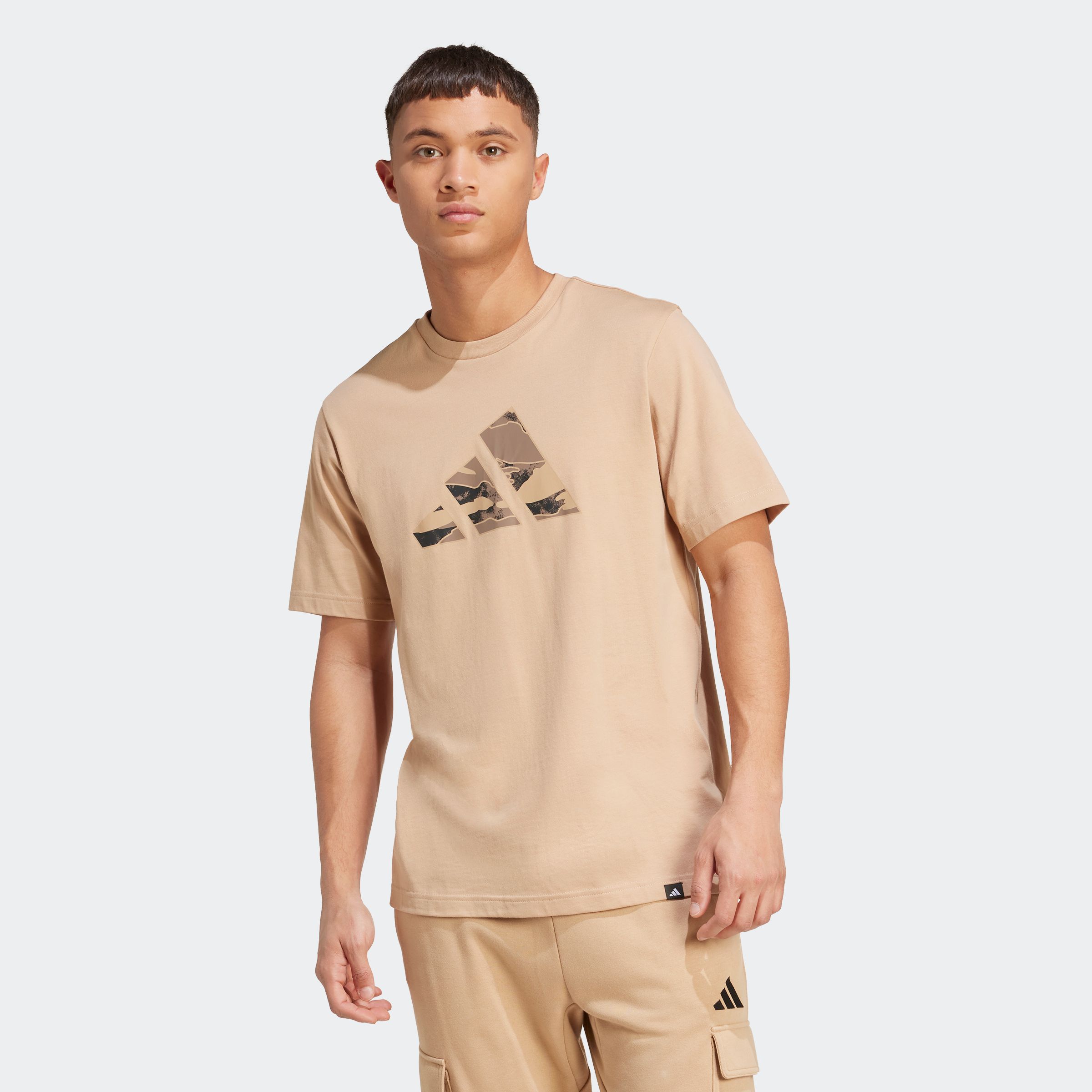 T-Shirt ADIDAS SPORTSWEAR "M CAMO LOGO T", Herren, Gr. M, beige (warm sandstone), Obermaterial: 100% Baumwolle, Rundhals, Shirts T-Shirt, sportlicher Stil, ohne Verschluss, aus Baumwoll-Jersey