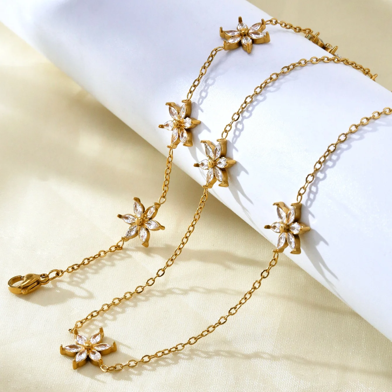 Mode Exquisite Temperament Alte Geld Stil Edelstahl Überzogene 18K Gold Intarsien Zirkonia Sechs Klaue Blume Schmuck Set Weibliche Image