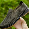 Männer Casual Sport Schuhe Sommer Männer Alte Peking Tuch Schuhe Atmungsaktive Casual Papa Schuh Ältere Schuh Slip auf Mesh Hombre