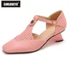 SIMLOVEYO Design Weibliche Sandalen Karree Seltsame Heels 5 cm Schnalle T-Riemen Atmungsaktive Metall Dekor Große Größe 42 43 mode Schuhe