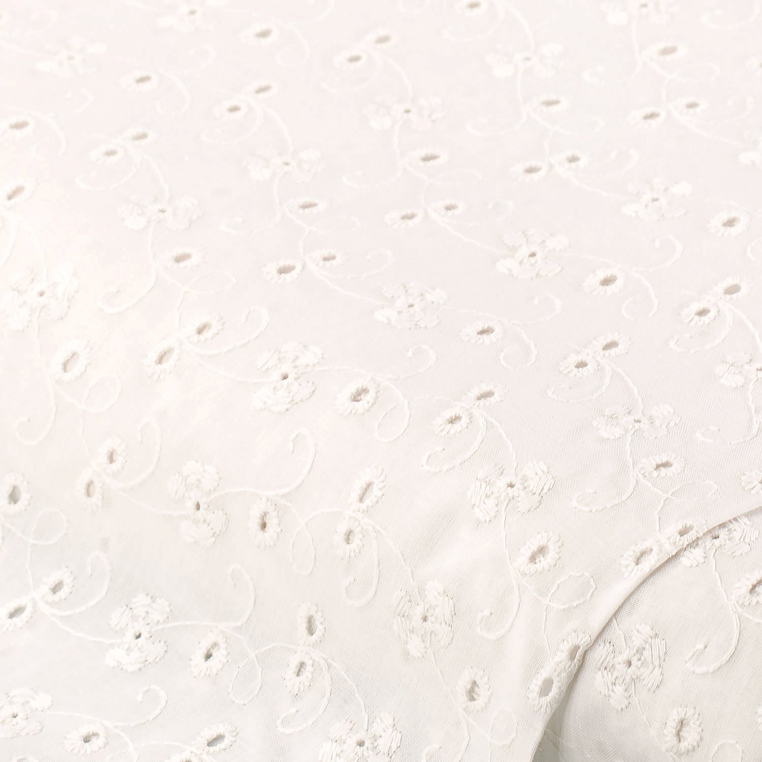 Tissu batiste de coton "ramage" avec broderie anglaise, blanc