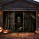Copertura per Porta del Garage di Halloween – Figura Terrificante Dietro le Porte di Legno Decorazione Spettrale per Esterni per Halloween 2025 nel Giardino Antistante