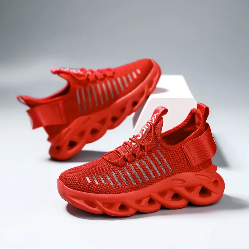 2025 Vendita calda Moda Rosso Scarpe da corsa per bambini Sneakers con lama in mesh traspirante Taglia 26-39 Scarpe sportive da esterno Scarpe da ginnastica per bambini