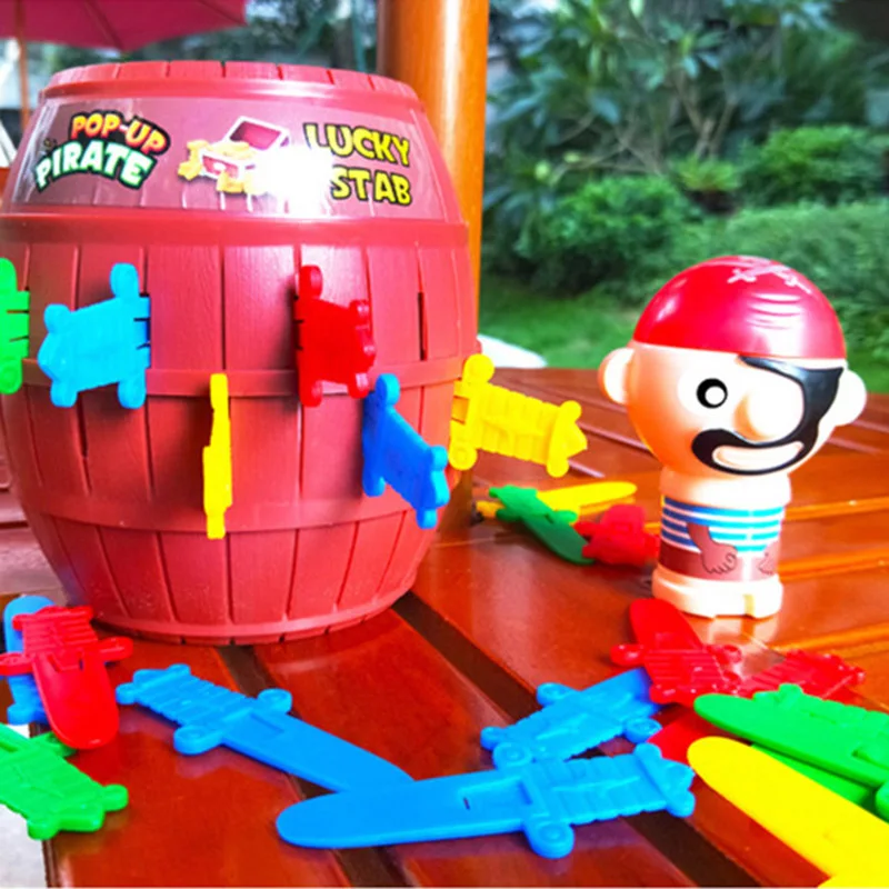 Pirate Bucket Kinderspielzeug Interaktives kleines Brettspiel Necken und Tricken Schwert Einfügen Mr. Bucket Game Image
