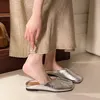Frauen Maultiere 2025, Sommer Elegante Quadratische Geschlossene Zehe Flache Hausschuhe Weibliche Schuhe Casual Leder Schwarz Weiß Rutschen Plus Größe 35-42