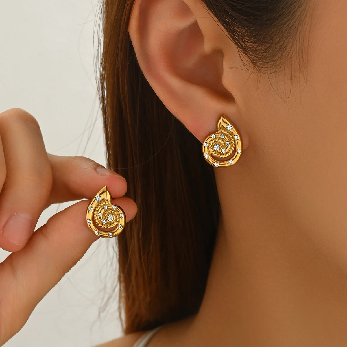 Ohrstecker aus 18 Karat vergoldetem Zirkonia mit Muschelschale – gedrehtes Metalldesign, Edelstahl, wasserdichter Sommer-Strandschmuck Image