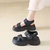 2025, neue Damen-Sandalen, dicke Sohlen, Strandsandalen mit einem Riemen, Sommer, rutschfeste Back-Trip-Peep-Toe-Damenschuhe