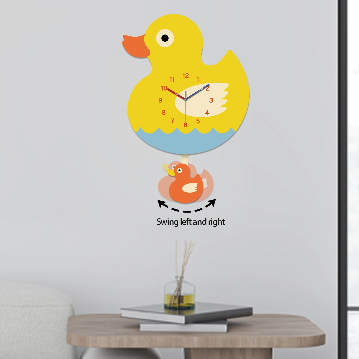 Eine moderne Cartoon-Wanduhr aus Holz, kleine gelbe Ente, große Schaukel, batteriebetrieben, leise Schaukeluhr, Wohnzimmer, Schlafzimmer, Zuhause, Küche, ästhetische Raumdekoration, Wanduhr,
