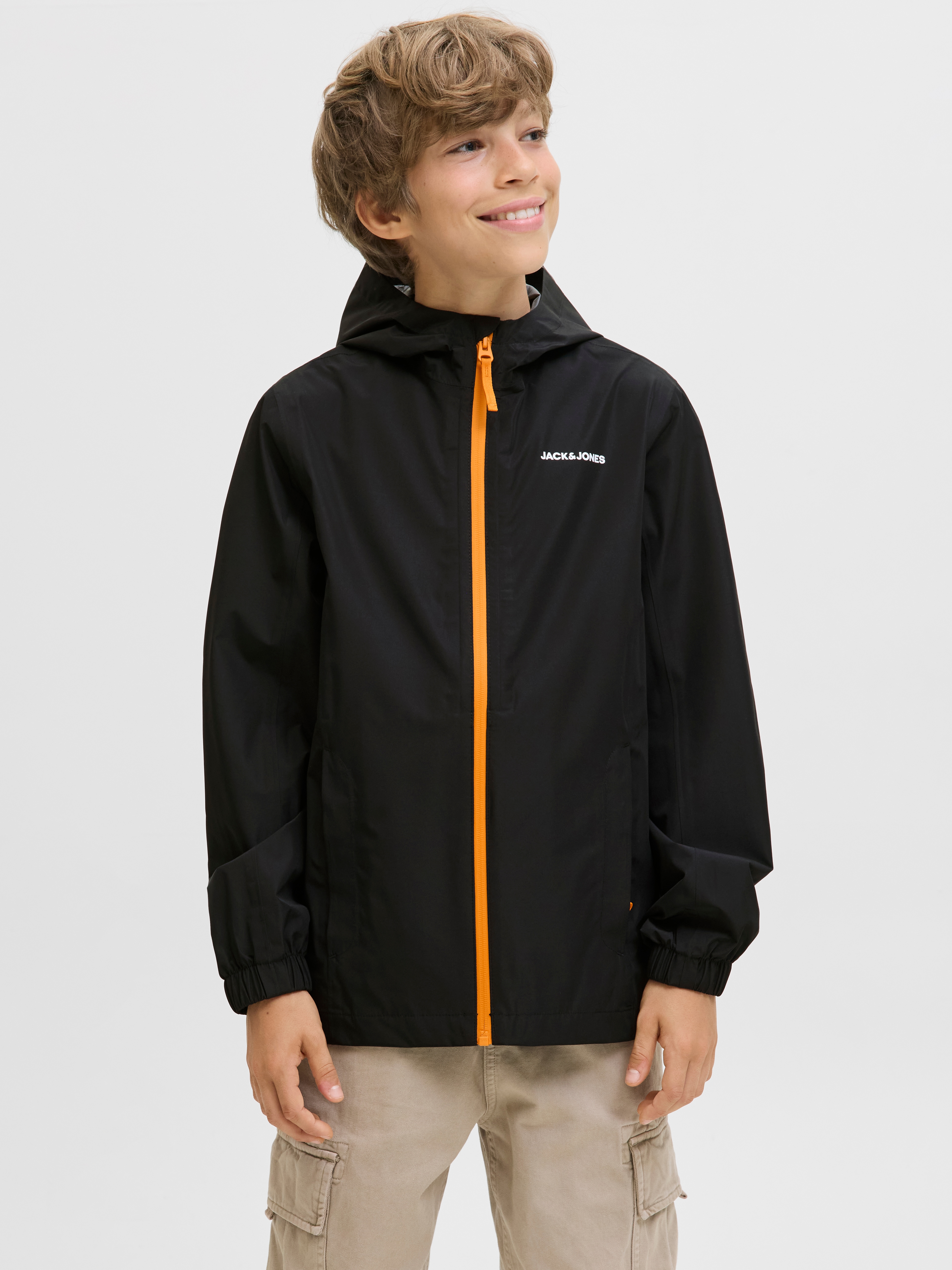 Regenjacke JACK & JONES JUNIOR "JJEFLYNN RAIN JACKET SN JNR", Jungen, Gr. 140, schwarz (schwarz detail:schwarz cheddar zipper), Web, Obermaterial: 100% Polyester, unifarben mit Farbeinsatz, regular fit normal, elastischer Bund, Jacken Regenjacke