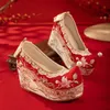 Blumen wie Brokat 2024, neue Vintage-Hanfu-Schuhe, bestickte Schuhe, große Slope-Heels, rote Hochzeitsschuhe, Damen-Plateauschuhe