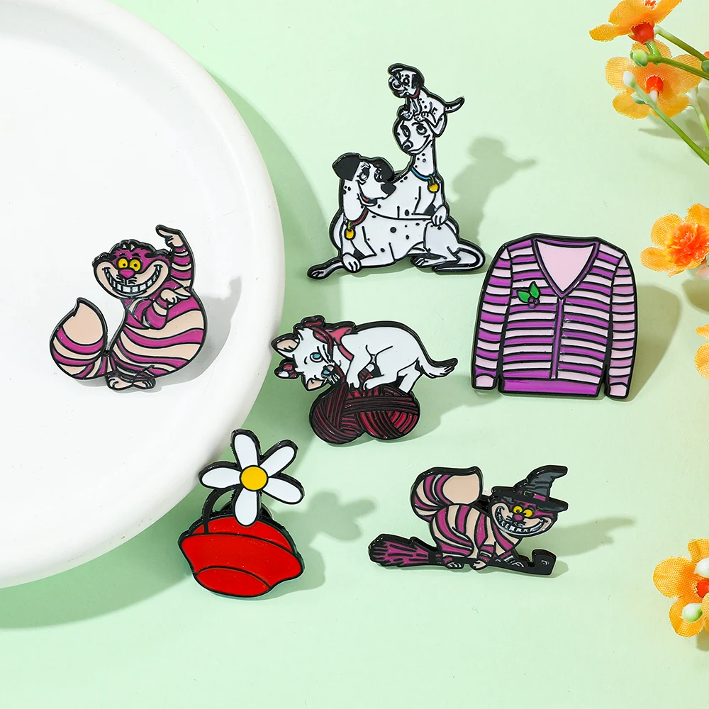 Marie Cat Alice im Wunderland Emaille-Anstecknadeln, kreative Anstecknadeln für Rucksäcke, niedlicher Schmuck, Broschen, Accessoire, Geschenk Image