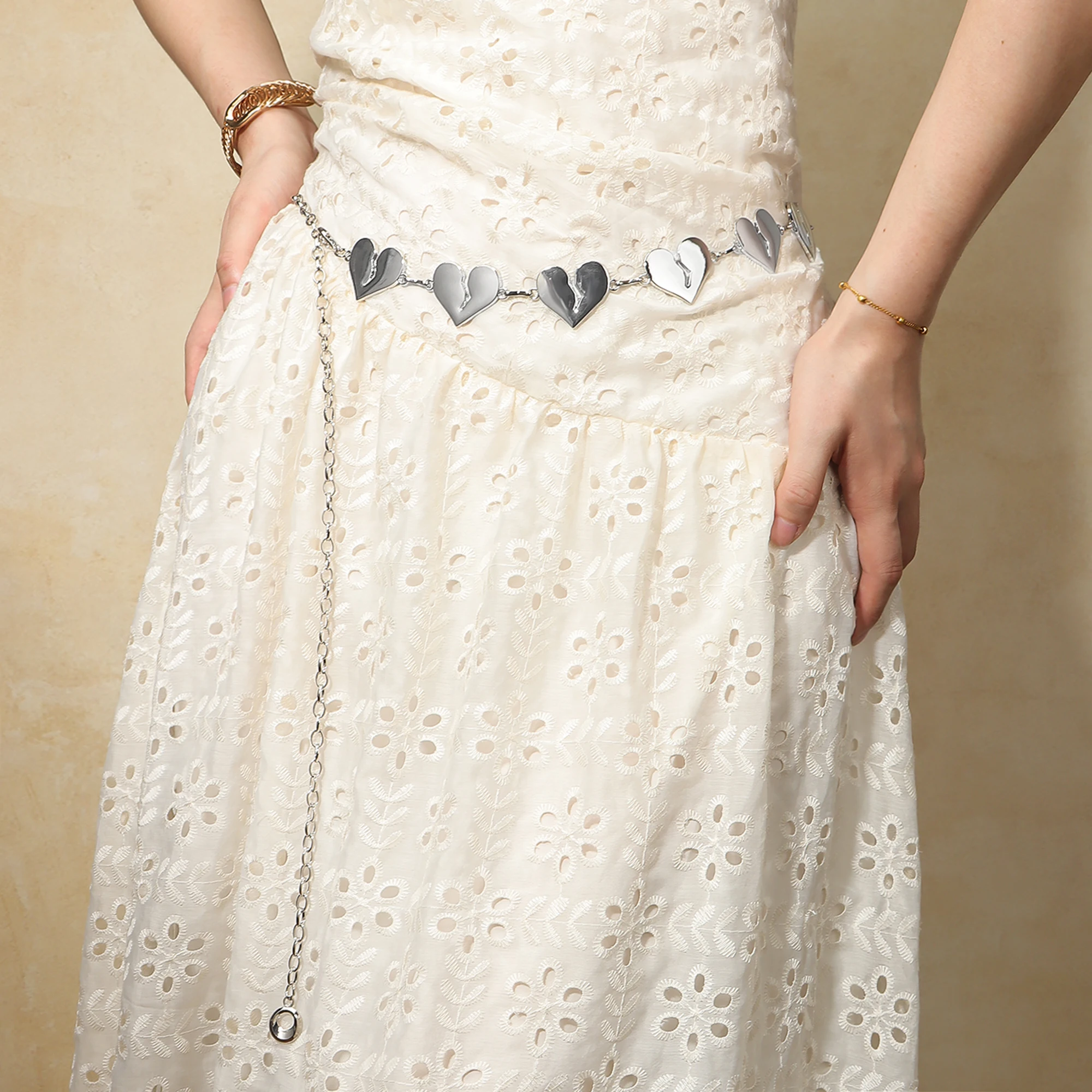 Neue herzförmige modische Taillenkette mit einzigartigem Stil und High-End-Feeling, geeignet zum Paaren mit Röcken und Hosen. Image