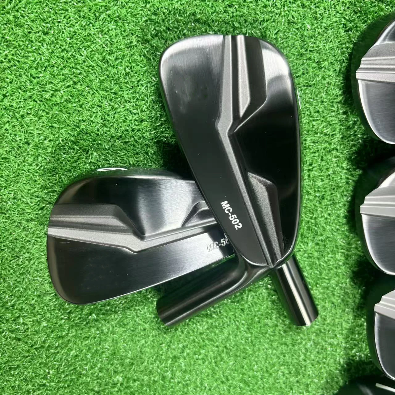 New Soft iron forging Golf Club black MC502 Golf Irons Set Golf Club 4-9Pw (7PCS) offers shaft options