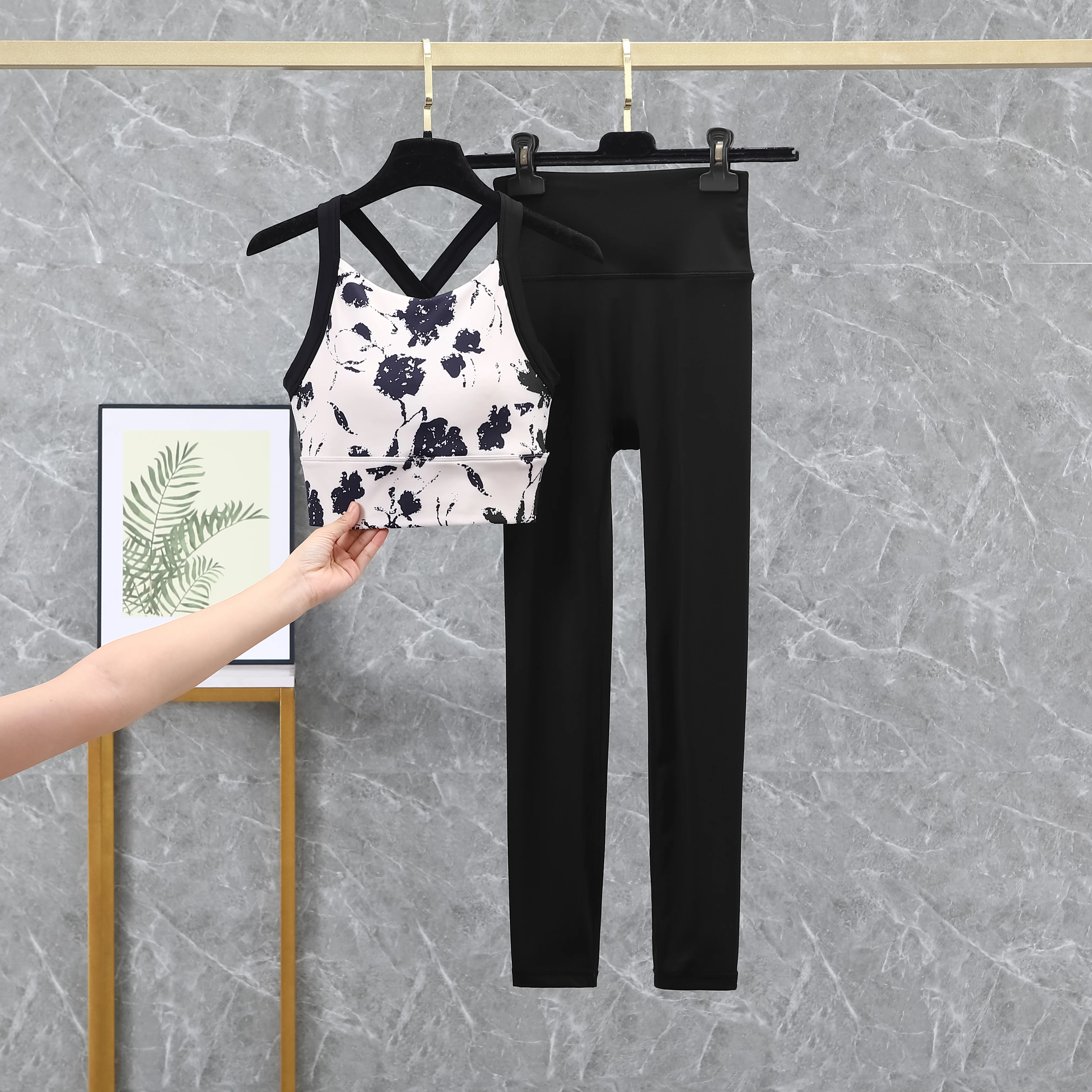 2025 Neue Yoga Anzug High-end 2-teiliges Set Feste Brust Pad Sport Set Schönheit Zurück Dessous gym Anzug