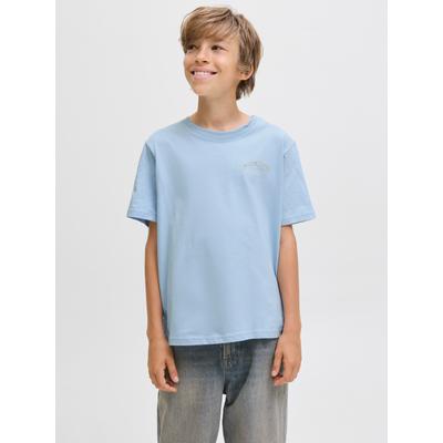 T-Shirt JACK & JONES JUNIOR "JJEBRANDES BACKP RELAXED TEE SS SN JNR", Jungen, Gr. 176, blau (chambray blau), Single Jersey, Obermaterial: 100% Baumwolle, bedruckt, modisch, relaxed fit normal, Rundhals, Kurzarm, Shirts Image