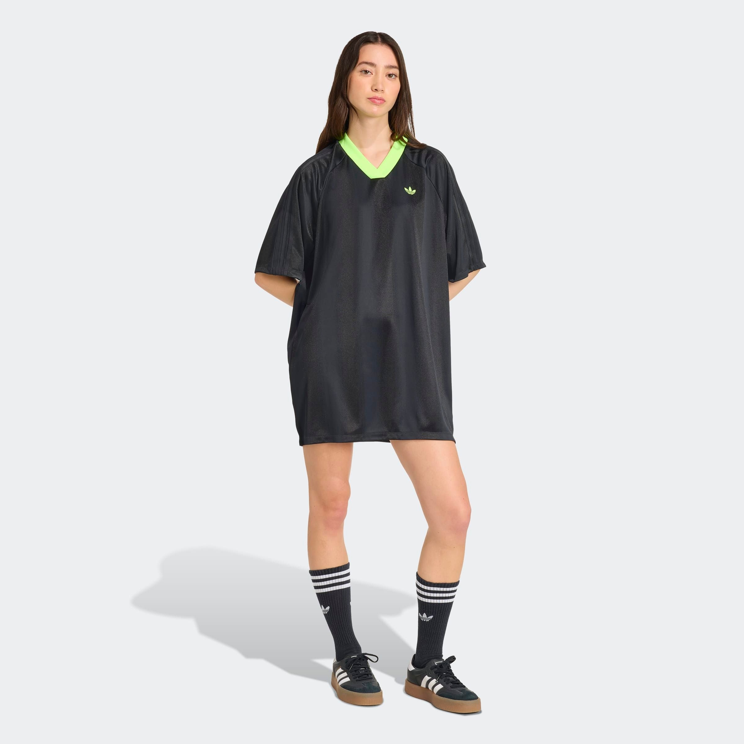 Shirtkleid ADIDAS ORIGINALS "JACQUARD DRESS", Damen, Gr. M, N-Gr, grün (schwarz, signal grün), Obermaterial: 100% Polyester, Kleider Shirtkleid, sportlicher Stil, moderner 2000er-Vibe, aus Satin