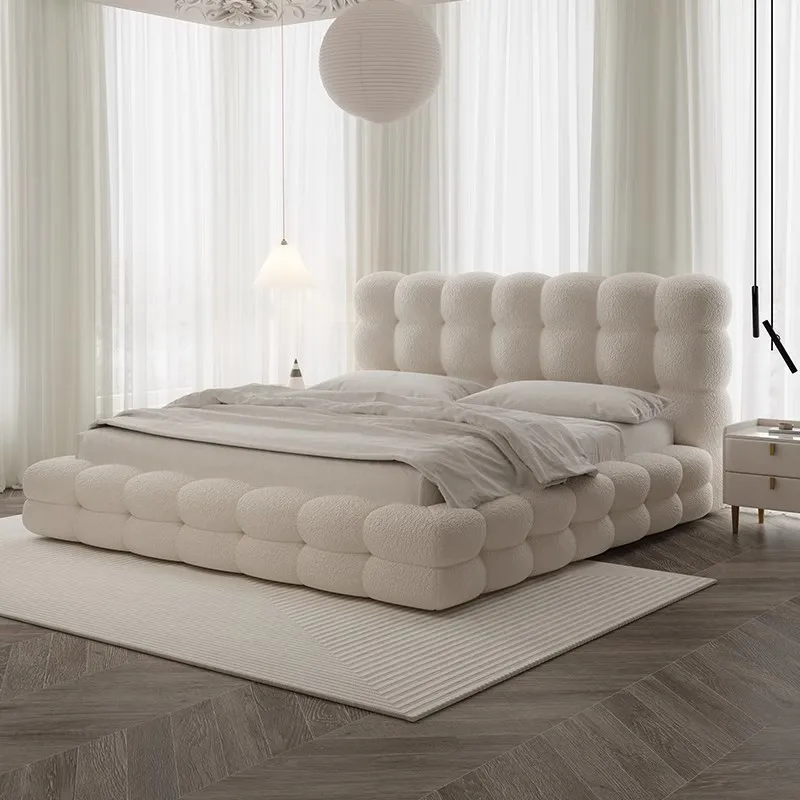 Luftpolsterbett Modernes Hauptschlafzimmer Vom Boden bis zur Decke reichendes Stoffbett Cremefarbener, windweißer Lammwolle-Marshmallow-Internet-Promi-Doppelbett Image