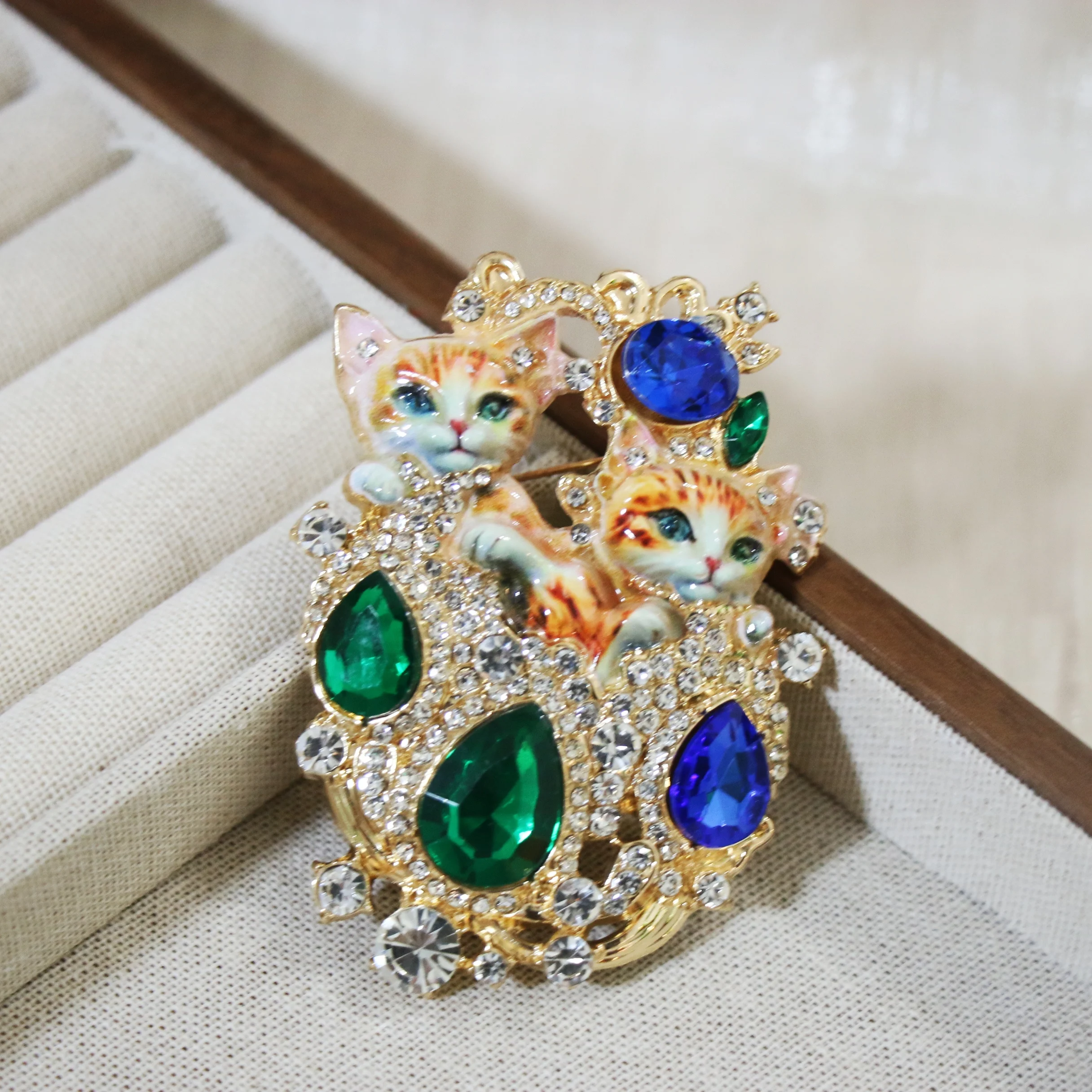 Vintage Barock Damen Herren Niedliche Katzen Kristall Emaille Pin Brosche Mittel Design Tropf Öl Schnallen Image