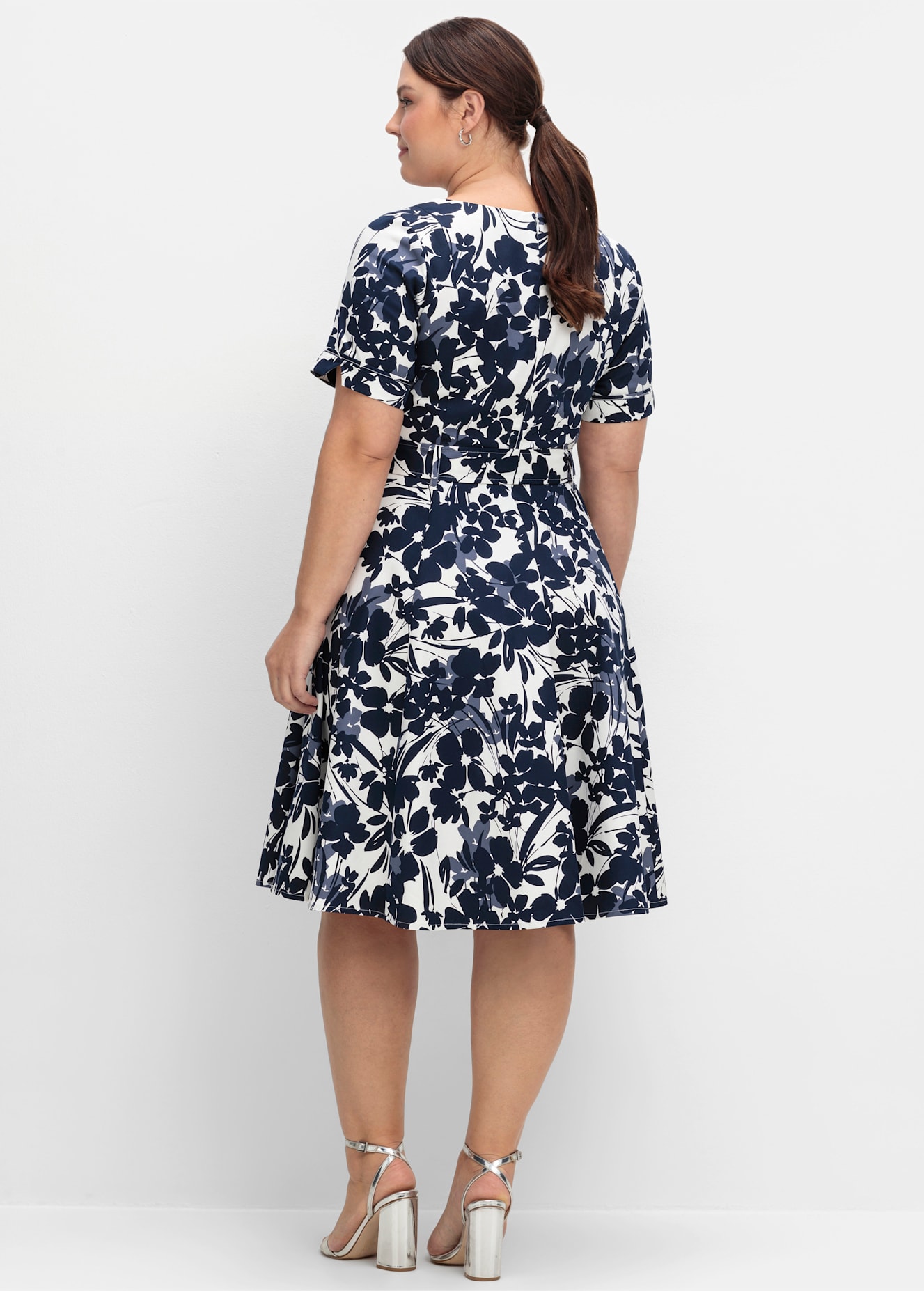 Sommerkleid SHEEGO "Abendkleid", Damen, Gr. 58, Normalgrößen, blau (marine, gemustert), 97% Baumwolle, 3% Elasthan, geblümt, gemustert, mehrfarbig, knielang, V-Ausschnitt, Kleider Image