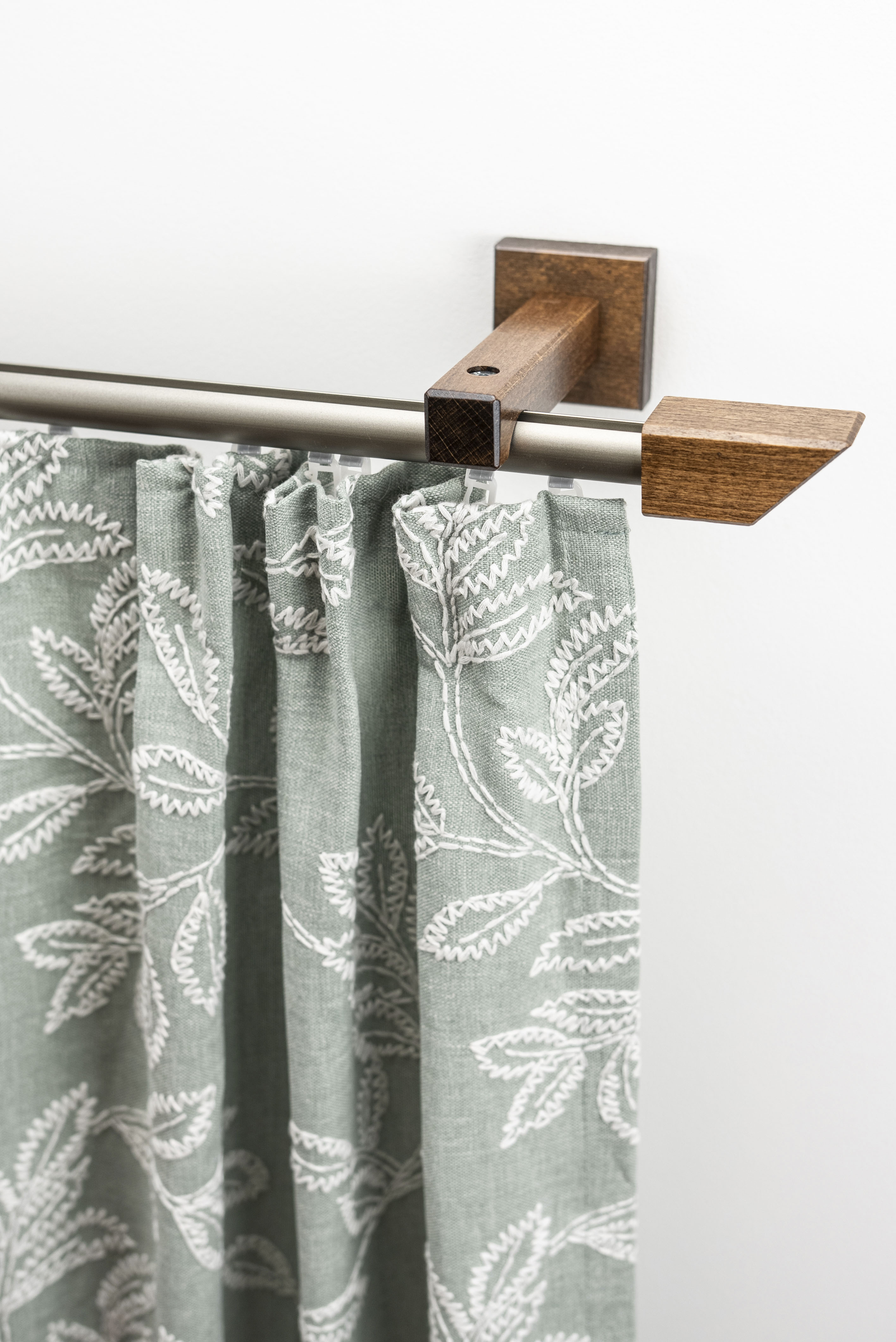 Gardinenschiene GARESA "Cubus, Quadros Innenlauf", braun (chromfarben, nussbaum), L:570cm, Gardinenstangen, Gardinenschiene, Innenlauf-Vorhanggarnitur, verlängerbar, Holz-Aluminium Image