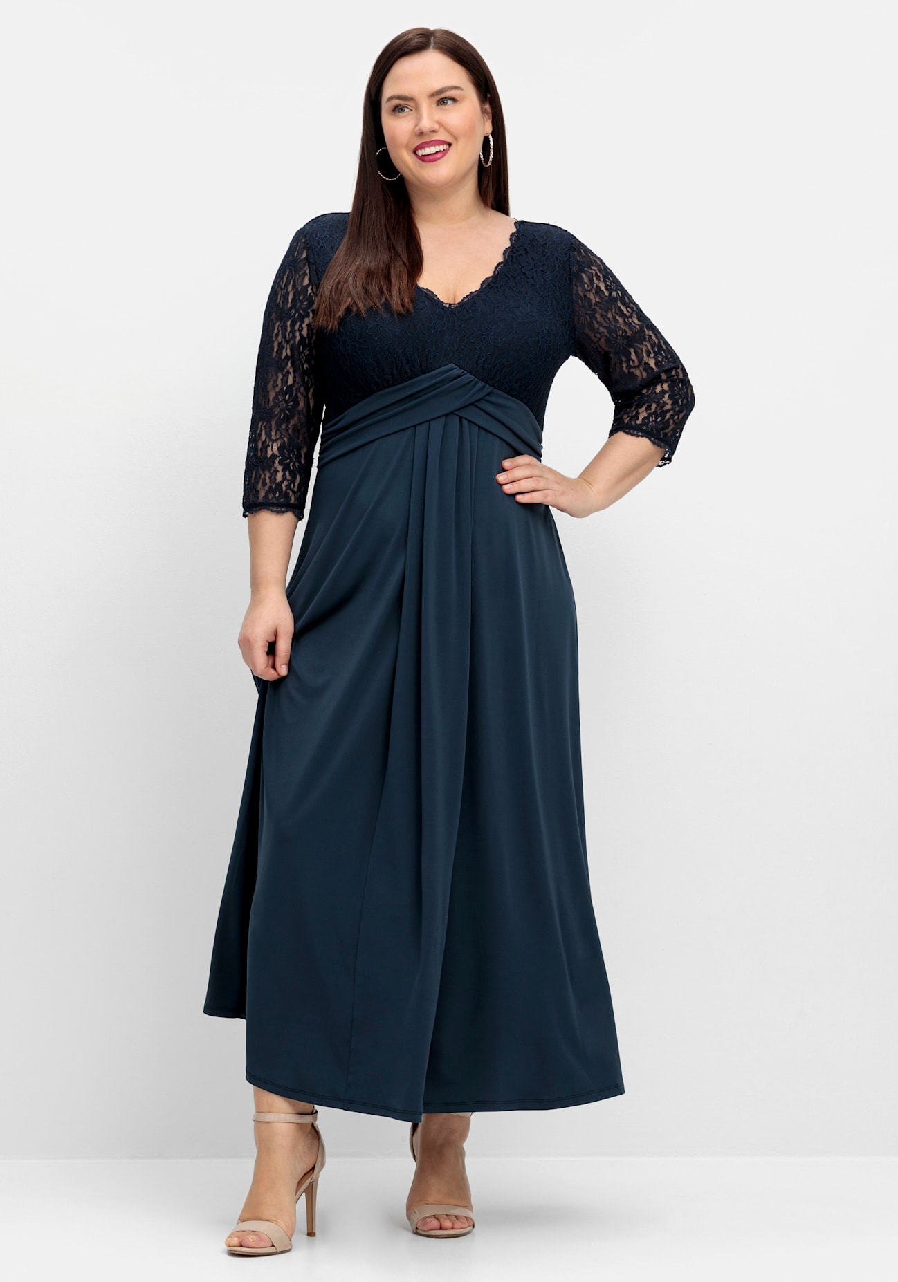 Abendkleid SHEEGO "Abendkleid", Damen, Gr. 58, Normalgrößen, blau (nachtblau), 95% Polyester, 5% Elasthan, Spitze:100% Polyamid, unifarben, lang, V-Ausschnitt, Kleider Image