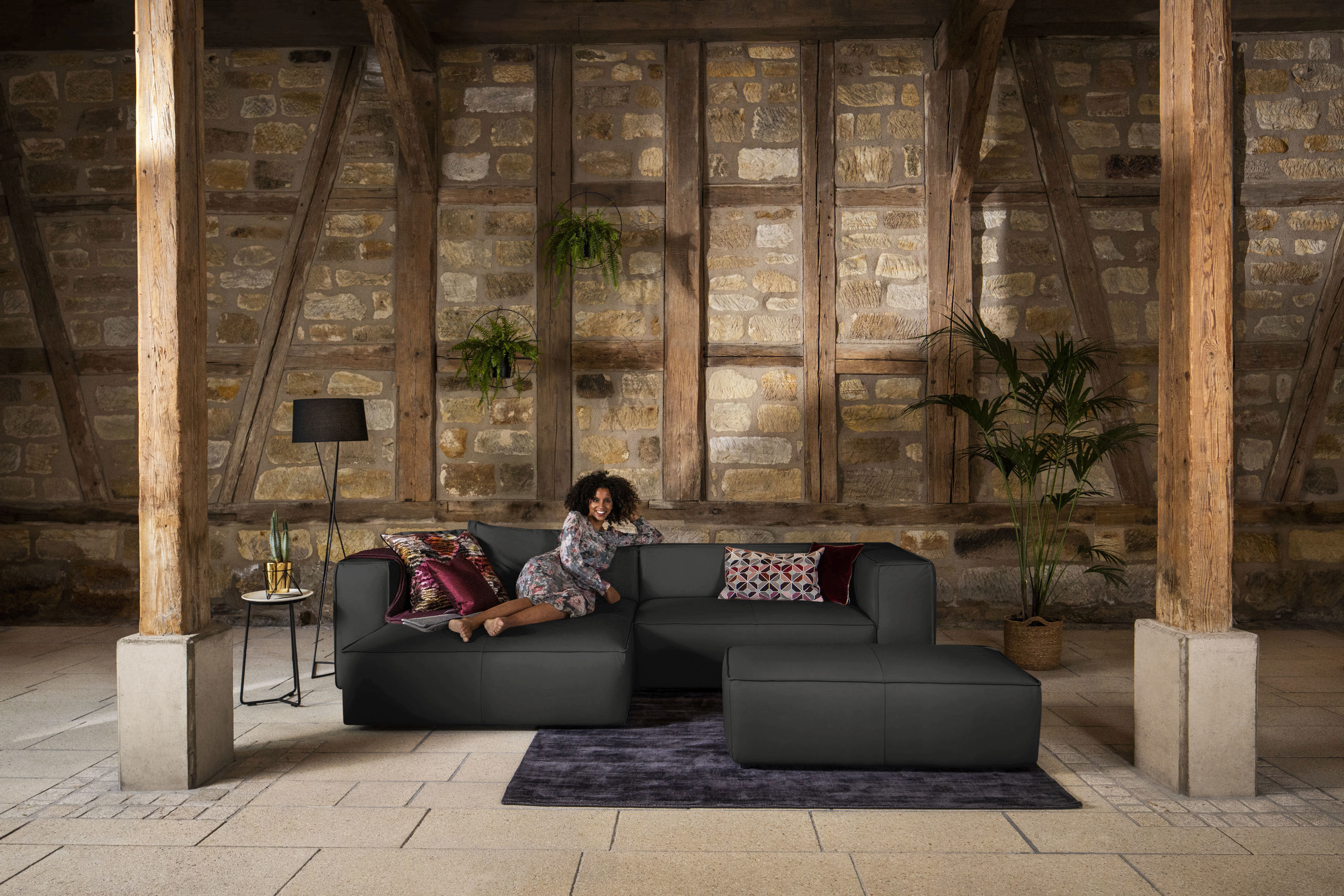 Ecksofa W.SCHILLIG "around-the-block, modern und elegant, bequem, L-Form", grau (graphit z59), B:300cm H:66cm T:164cm, Longlife Xtra-Leder Z59: Glattleder mit modischer Prägung. Hautstärke 0, 9 - 1, 1 mm, Sofas, Ecksofa, mit eleganter Biese, mit...