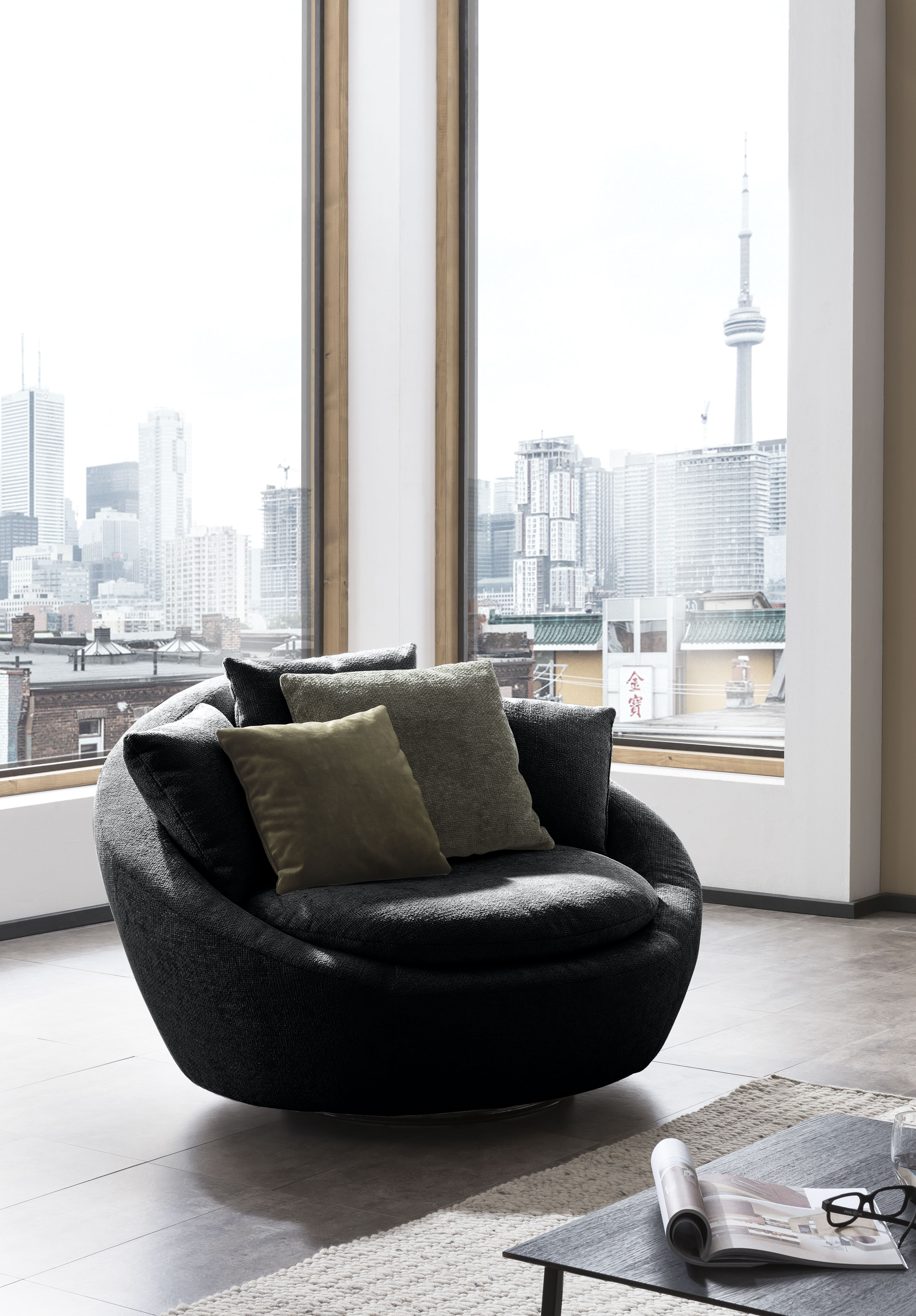 Drehsessel TRENDMANUFAKTUR "Maui, inklusive 2 Rückenkissen und 1 Zierkissen, moderne Optik", schwarz (jet schwarz), B:130cm H:80cm T:112cm, 100% Polyester, Sessel, Sessel mit Drehfunktion, frei im Raum Stellbar, XXL Sessel Image
