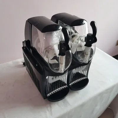 Double Cylinder Commercial Frozen Slushy Three Tanks Juicer Slush Fruit Maker Snow Melting Machine