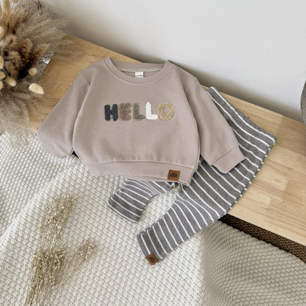 2 Teile/satz Neugeborenen Baby Frühling Herbst Casual Outfit Kleidung "HELLO" Brief Handtuch Stickerei Lange Ärmeln Top + Gestreiften hosen Image
