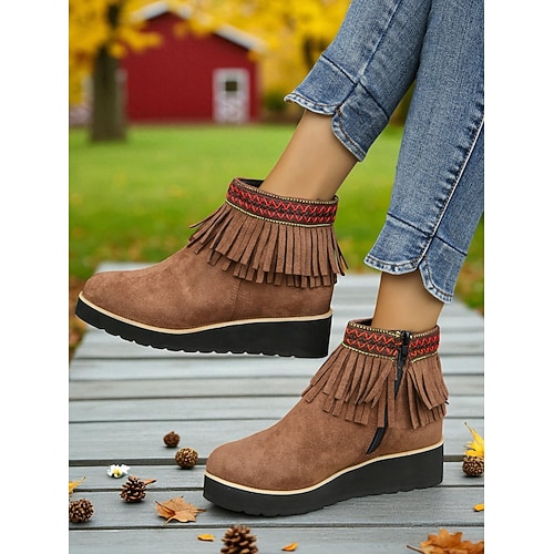 Braune Damenstiefeletten aus Wildlederimitat mit Fransen und Keilabsatz – Freizeitschuhe im Westernstil für Gartenspaziergänge, Herbstfeste und Tage auf dem Bauernhof Image