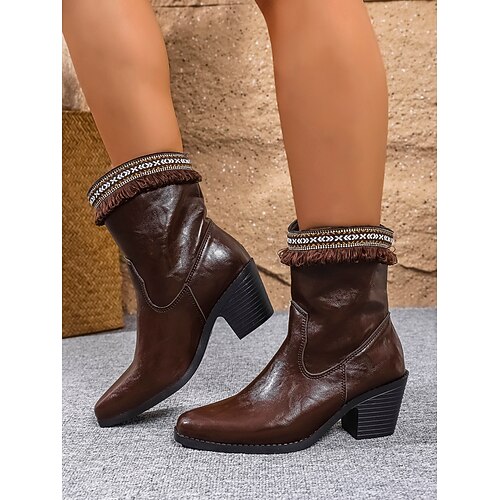 Damenstiefeletten aus braunem Kunstleder im Westernstil – Cowgirlstiefel mit Blockabsatz und Fransenbesatz und Stulpe im Ethno-Muster, stylisches Schuhwerk für den Herbst Image