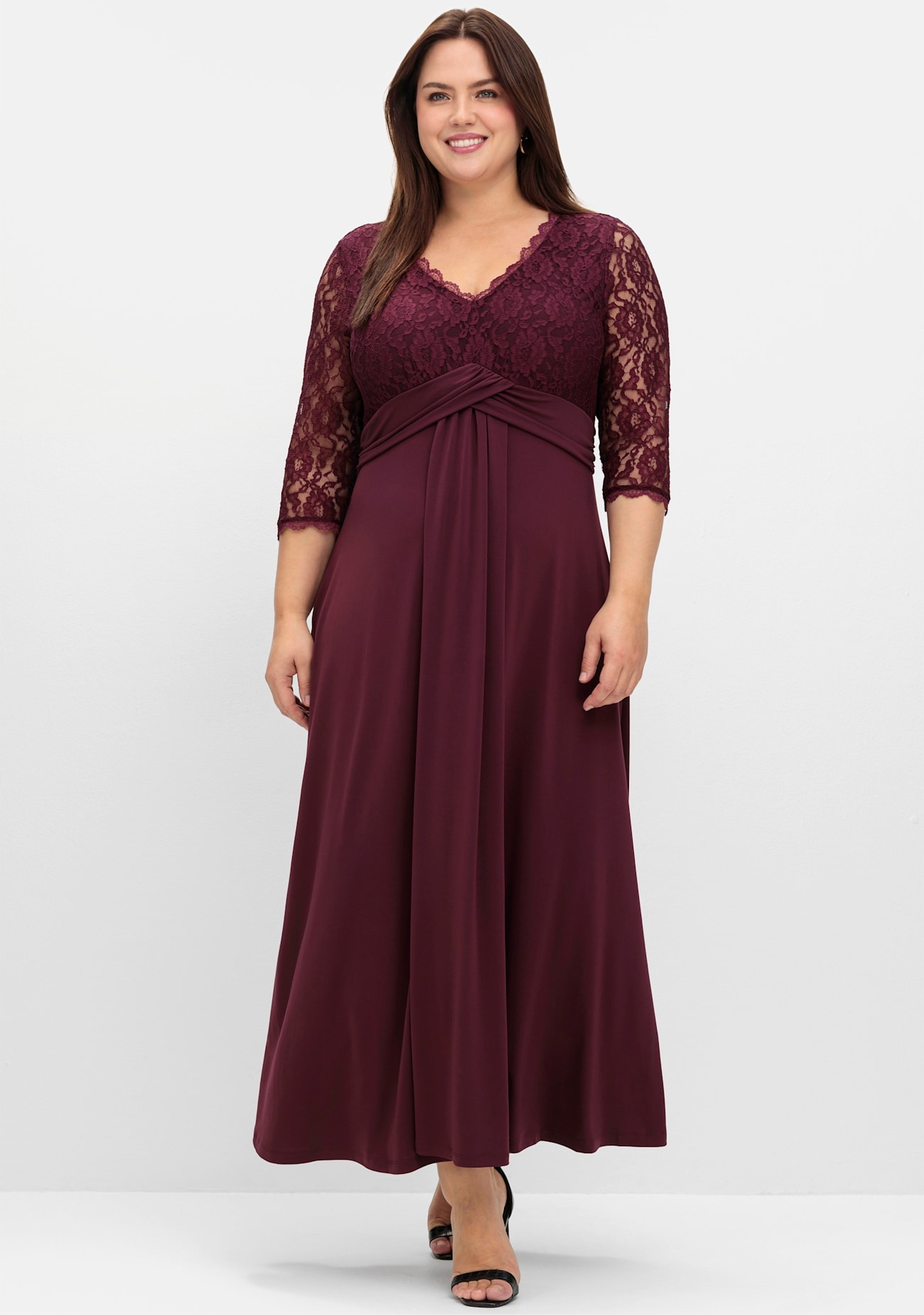 Abendkleid SHEEGO "Abendkleid", Damen, Gr. 58, Normalgrößen, rot (burgund), 95% Polyester, 5% Elasthan, Spitze:100% Polyamid, unifarben, lang, V-Ausschnitt, Kleider Image