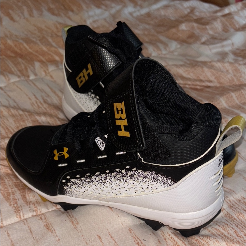 Under Armour Shoes | Kids Black And White Sports Shoes | Color: Black/White | Size: 4.5b