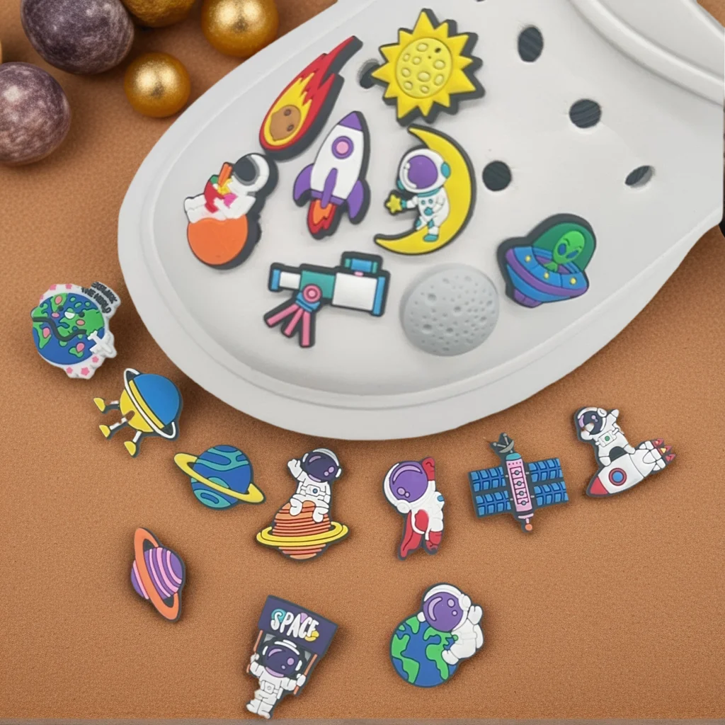 1–20 Stück neue Astronauten-Serie Schuh-Charms-Set für Clogs Bogg Bag Bubble Slides Sandalen PVC Schuhdekorationen Strandtaschen-Zubehör