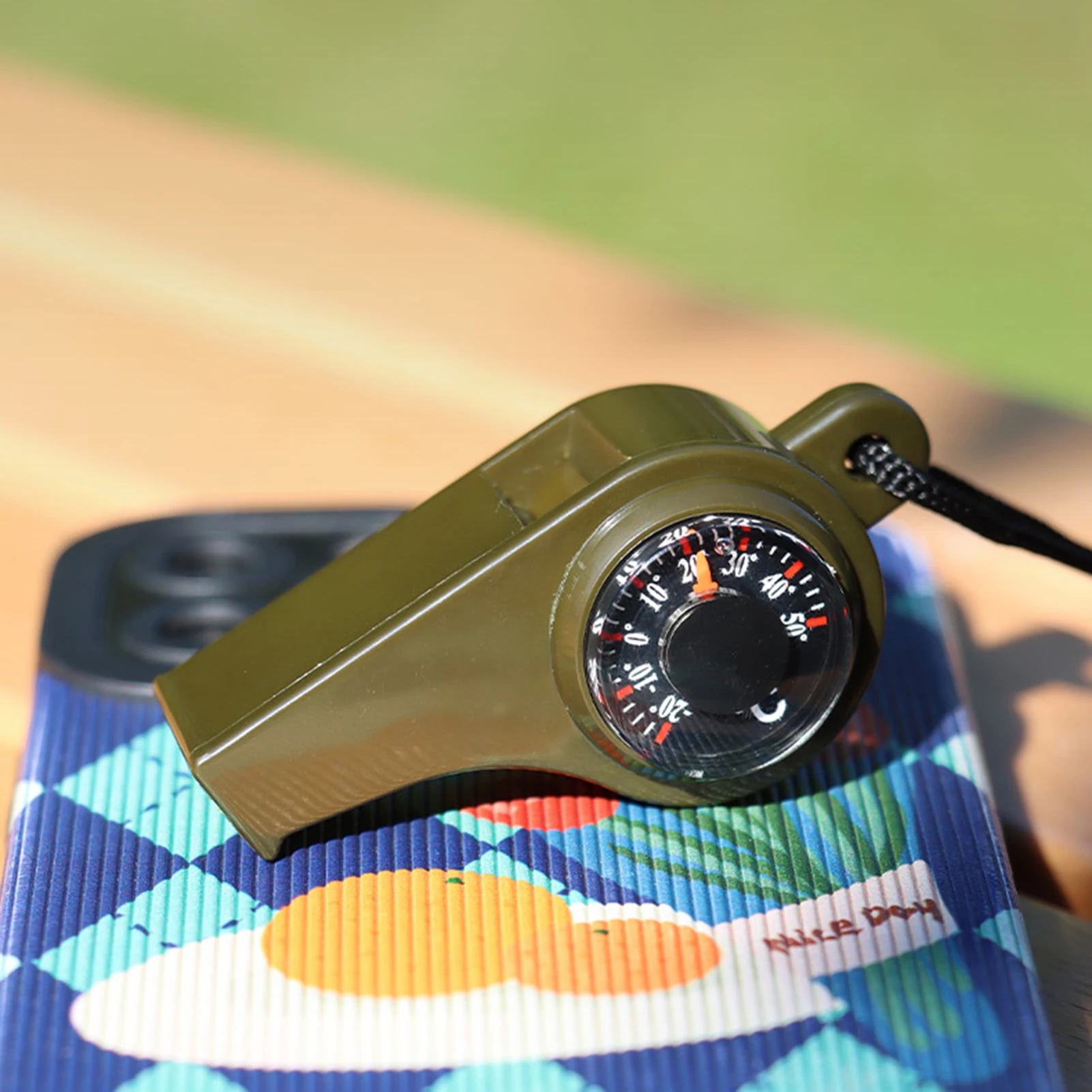 3-in-1 Outdoor-Kompass mit lauter Überlebenspfeife für Wandern, Camping, Notfall-Überlebensausrüstung, Großhandel 1–5 Stück Image