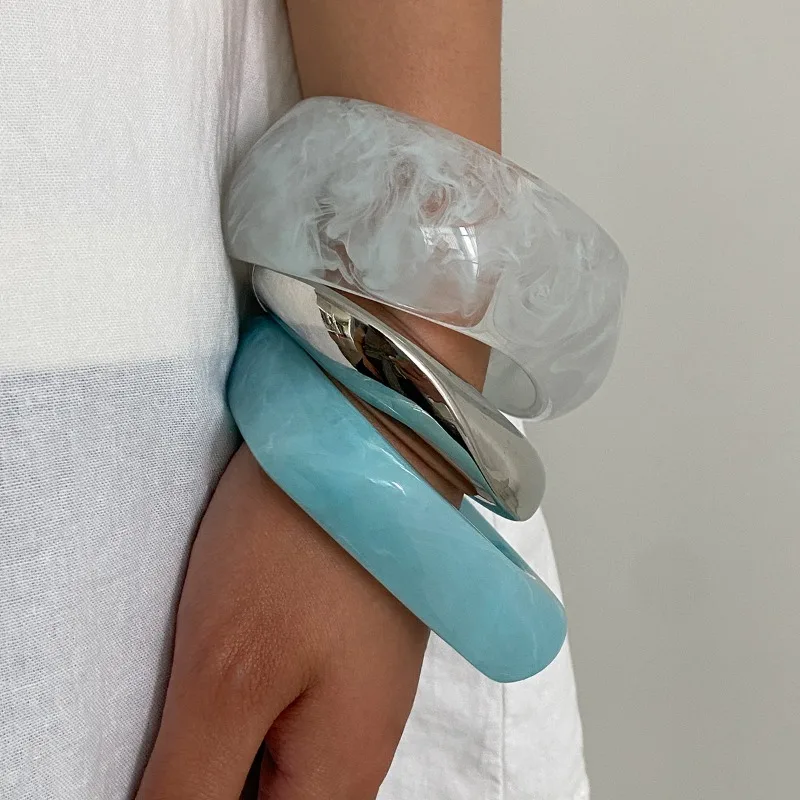 Y2K Blau Weiß Chunky Acryl Verschmieren Armreifen Unregelmäßige Breite Harz Armreif Hip Hop Rock Silbrig Frühling Metall Manschette Armbänder M Image