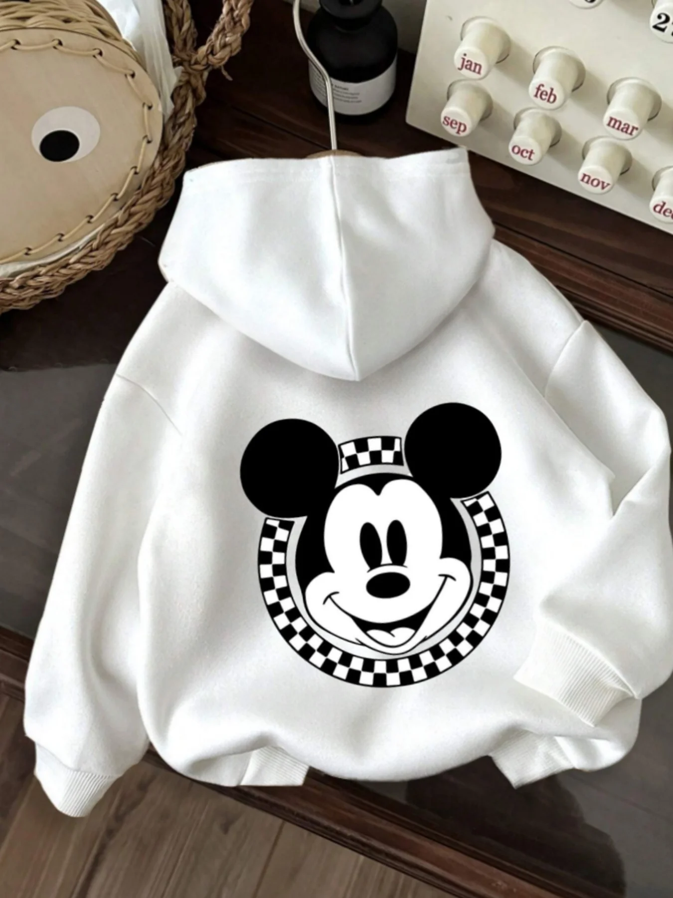 Neue Eltern-Kind-Outfits von Mickey und Minnie sowie Winter-Kapuzenpullover für eine vierköpfige Familie während des Urlaubsausflugs Image