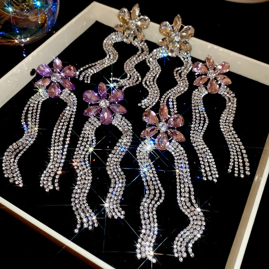 Eingelegte Strass-Blumen-Quasten-Ohrringe für Frauen, edler und eleganter Temperament-Tropfenohrring, modischer Luxus-Designer-Schmuck Image