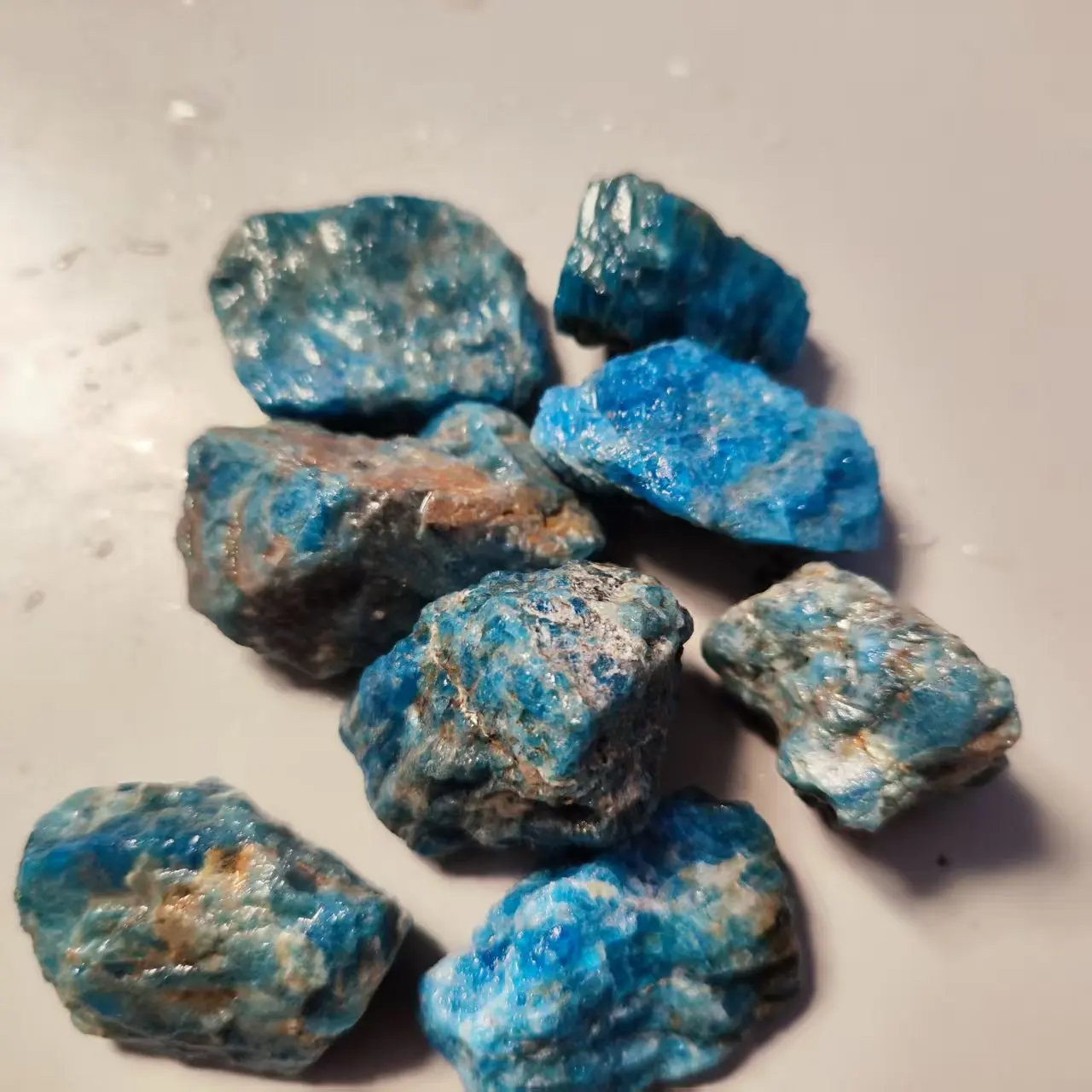 Natürlicher roher Apatit-Stein, blauer Kristallstein, Mineralien, Kristallsteine, Felsenheilung, Reiki, Heimdekoration, spirituelle Meditation Image