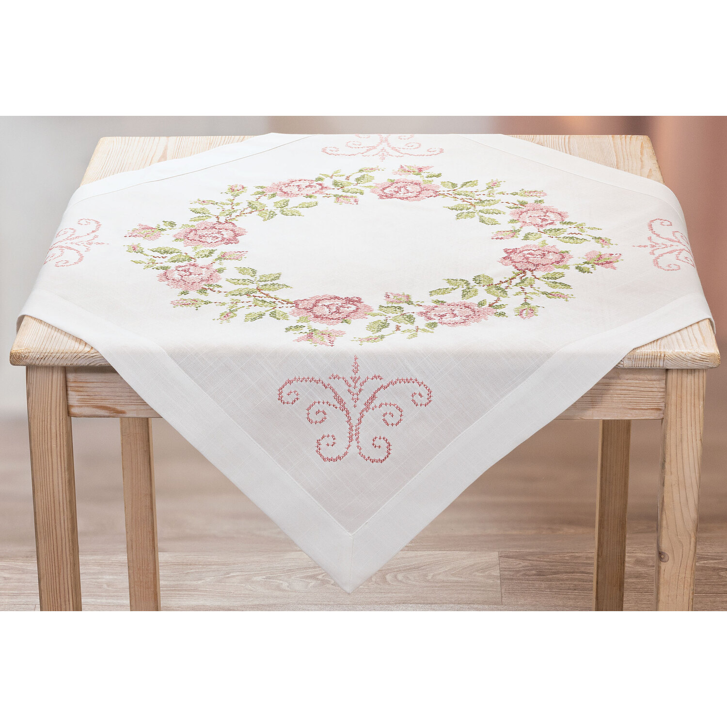Stickmitteldecke Rosen & Ornament